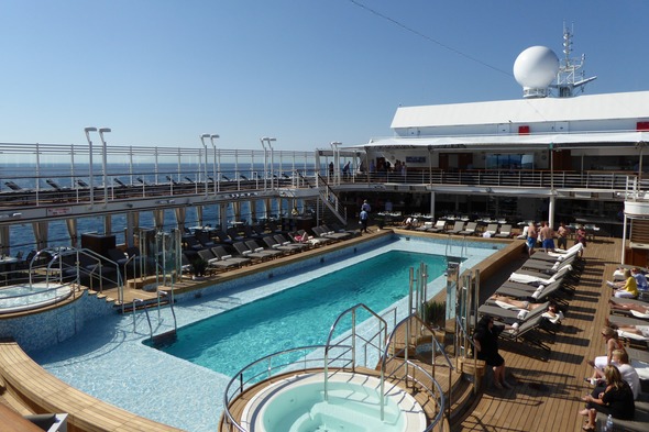 Silver Muse - Pool deck