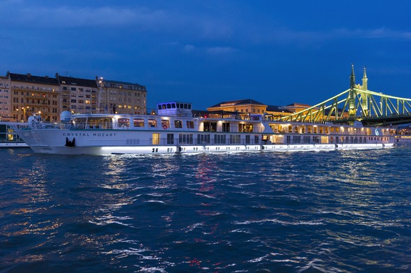 Crystal Mozart by night