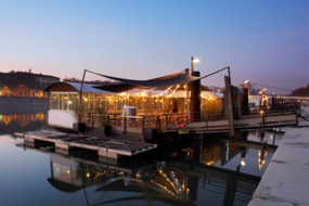 Riverside restaurant in Lyon